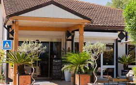 Brit Hotel Confort Nîmes Ouest - A9 sortie 25 - Pdj dès 5h30 - Parking PV - Terrasse&jardin - Pet friendly - Séminaire - Accueil groupe